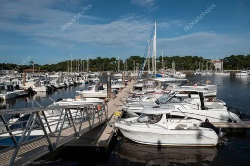 Taxi longeant la côte basque avec vue sur l’océan