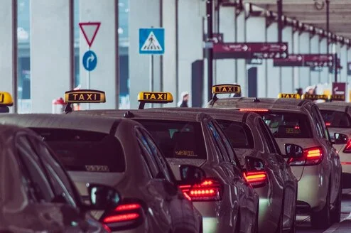 Taxi professionnel devant un terminal d’aéroport