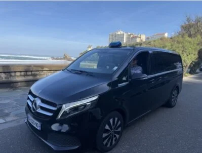 Intérieur confortable d’un van Mercedes pour le transport de passagers