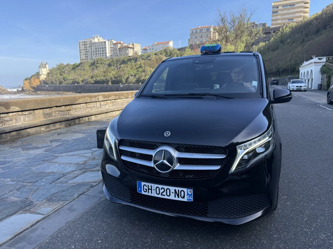 Intérieur confortable d’un van Mercedes utilisé comme taxi