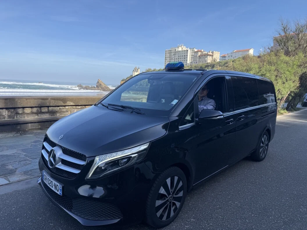 Taxi sur la route au lever du jour, illustrant la flexibilité des trajets
