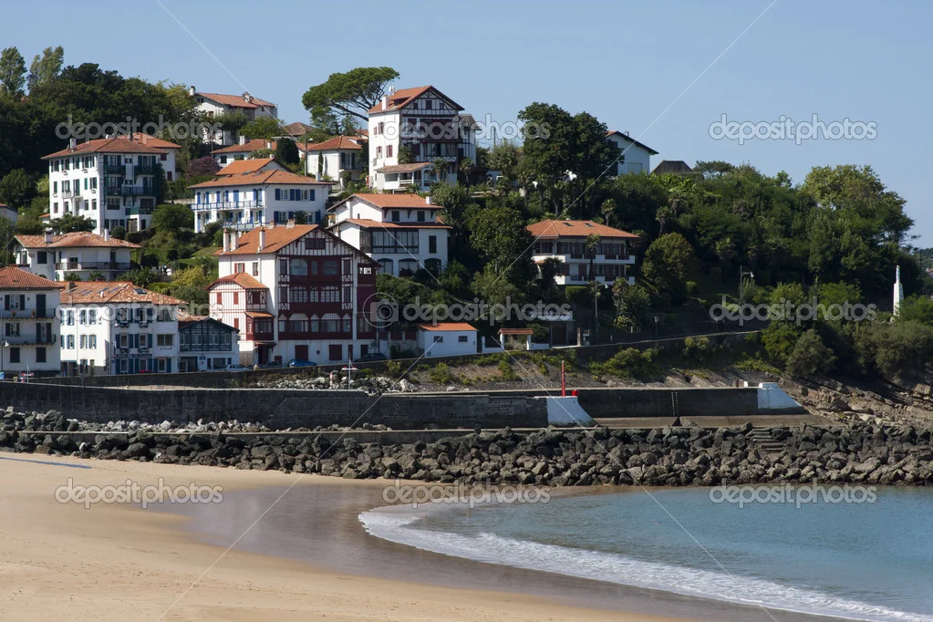Vue sur le centre-ville de Biarritz avec un taxi stationné