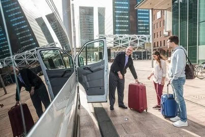 Taxi van devant le terminal de l’aéroport de Biarritz