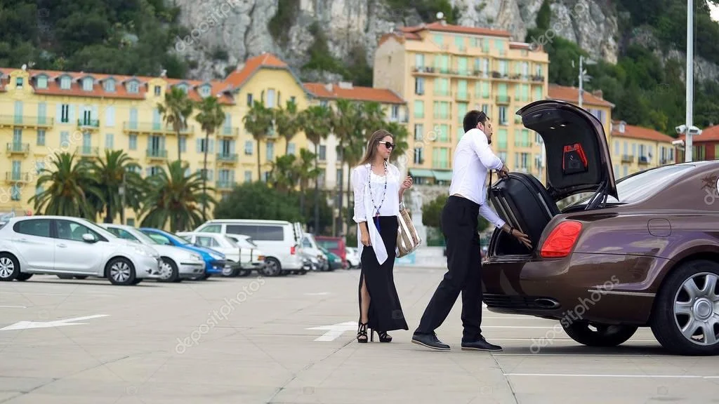 Chauffeur de taxi aidant un passager avec ses bagages