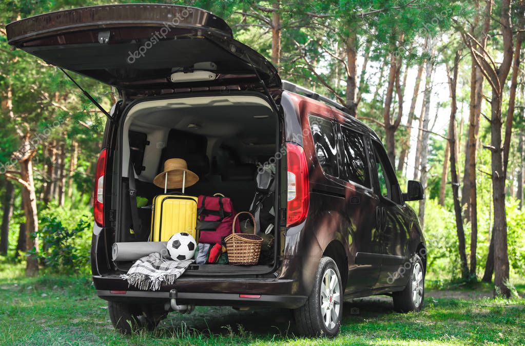 Coffre d’un van de taxi rempli de bagages bien rangés