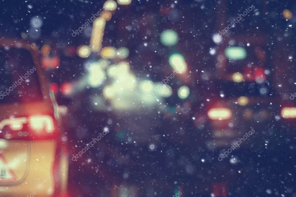 Taxi roulant sous la pluie sur une route de la côte basque