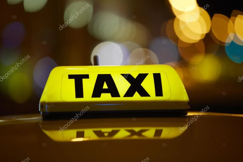 Taxi circulant de nuit dans une ville éclairée