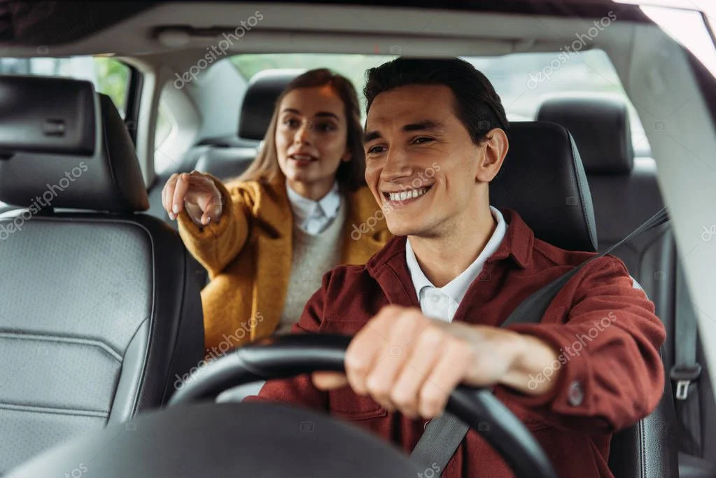 Chauffeur de taxi souriant devant son véhicule
