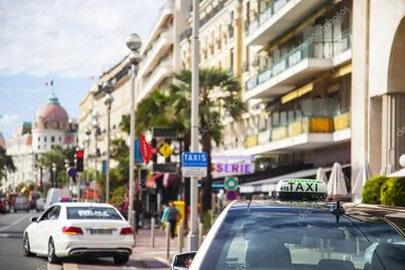 Van taxi de nuit sur la route entre la côte basque et l Espagne