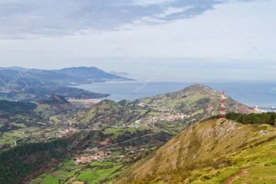 Route longeant la côte basque entre Biarritz et Saint-Jean-de-Luz vue depuis un taxi