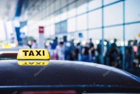 Taxi van stationné devant l’aéroport de Biarritz