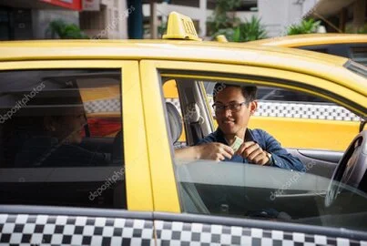 Chauffeur de taxi accueillant un passager avec le sourire