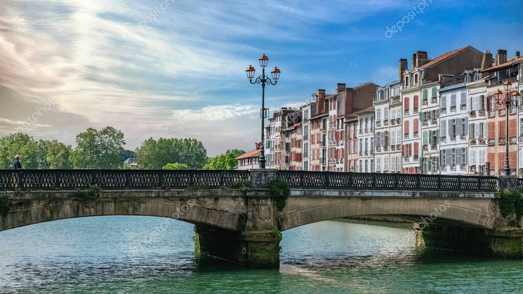 Vue de Bayonne avec un pont et la Nive