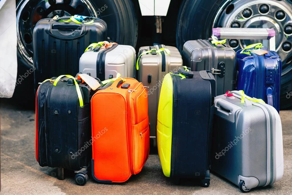 Groupe de voyageurs montant dans un van avec leurs bagages