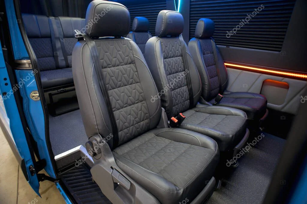 Intérieur confortable d’un van Mercedes pour le transport de passagers