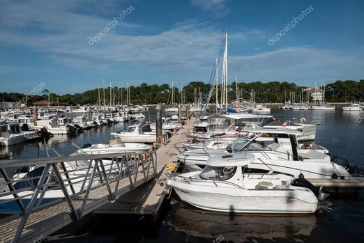 Taxi longeant la côte basque avec vue sur l’océan